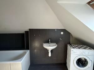 Pronájem bytu 2+kk, Praha - Smíchov, Grafická, 73 m2
