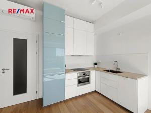 Pronájem bytu 1+kk, Praha - Holešovice, V háji, 36 m2