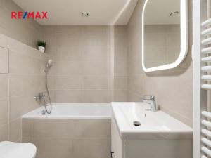 Pronájem bytu 1+kk, Praha - Holešovice, V háji, 36 m2