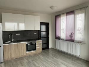Pronájem bytu 2+kk, Praha - Hostivař, Kytínská, 62 m2
