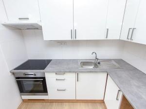 Pronájem bytu 1+1, Praha - Komořany, Krupná, 30 m2