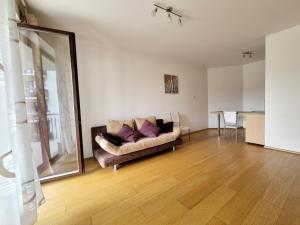 Pronájem bytu 2+kk, Praha - Hloubětín, Nademlejnská, 46 m2