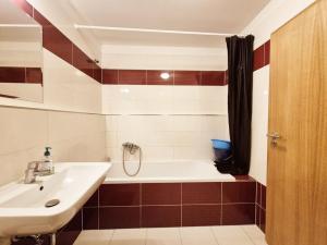 Pronájem bytu 2+kk, Praha - Hloubětín, Nademlejnská, 46 m2
