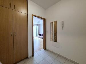 Pronájem bytu 2+kk, Praha - Hloubětín, Nademlejnská, 46 m2