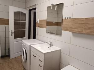Pronájem bytu 2+1, Karlovy Vary, nám. 17. listopadu, 62 m2