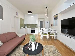 Pronájem bytu 2+kk, Praha - Bubeneč, Korunovační, 53 m2