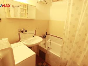Prodej bytu 2+1, Ostrov, Luční, 62 m2