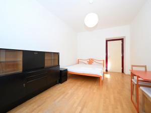 Pronájem bytu 1+kk, Praha - Vršovice, Bulharská, 34 m2