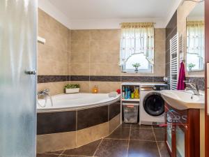 Prodej rodinného domu, Přezletice, Veleňská, 240 m2