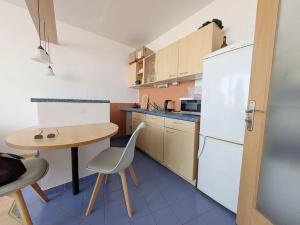 Pronájem bytu 2+kk, Praha - Troja, Hnězdenská, 36 m2