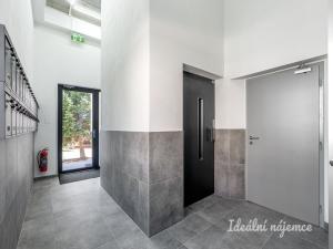 Pronájem bytu 2+kk, Praha - Kyje, Za černým mostem, 37 m2