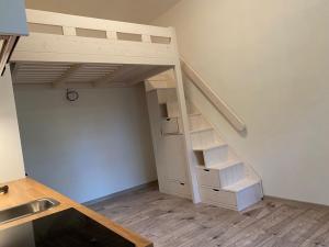Pronájem bytu 1+kk, Praha - Holešovice, Letohradská, 23 m2