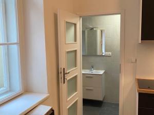 Pronájem bytu 1+kk, Praha - Holešovice, Letohradská, 23 m2