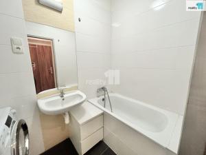 Pronájem bytu 1+kk, Praha - Hrdlořezy, Českobrodská, 24 m2