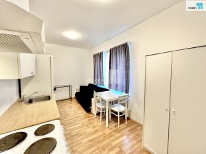 Pronájem bytu 1+kk, Praha - Hrdlořezy, Českobrodská, 24 m2
