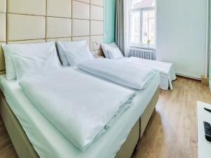 Pronájem bytu 1+1, Praha - Dejvice, Pod kaštany, 32 m2