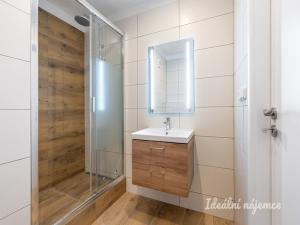 Pronájem bytu 2+kk, Praha - Řepy, Laudova, 33 m2