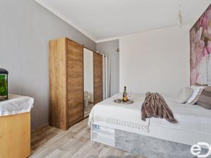 Prodej bytu 2+1, Dvůr Králové nad Labem - Žirecká Podstráň, Žirecká, 49 m2