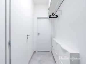 Pronájem bytu 1+kk, Praha - Kyje, Za černým mostem, 27 m2