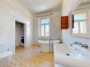 Prodej bytu 2+kk, Karlovy Vary, Svahová, 77 m2