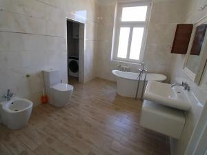 Prodej bytu 2+kk, Karlovy Vary, Svahová, 77 m2