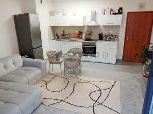 Pronájem bytu 2+kk, Praha, Zakšínská, 56 m2
