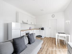 Pronájem bytu 2+kk, Praha - Kyje, Za černým mostem, 37 m2