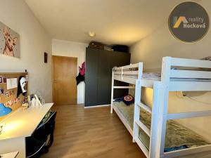 Pronájem bytu 1+kk, Praha - Košíře, Pod Klamovkou, 48 m2