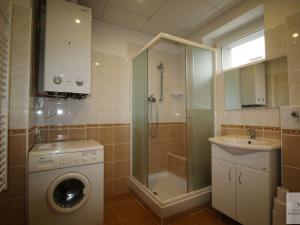 Prodej bytu 4+1, Karlovy Vary, Kosmonautů, 91 m2