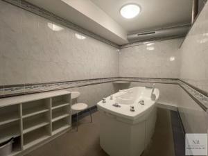 Pronájem obchodního prostoru, Karlovy Vary, Divadelní náměstí, 200 m2