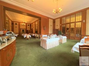 Pronájem obchodního prostoru, Karlovy Vary, Divadelní náměstí, 241 m2