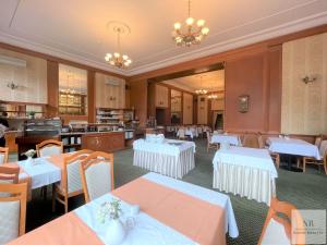 Pronájem obchodního prostoru, Karlovy Vary, Divadelní náměstí, 241 m2