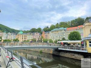 Pronájem obchodního prostoru, Karlovy Vary, Divadelní náměstí, 241 m2