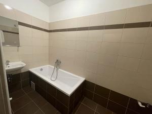Prodej bytu 3+kk, Milovice, Slepá, 77 m2