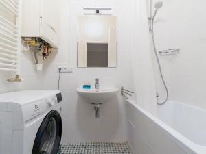 Pronájem bytu 2+kk, Praha - Bubeneč, Sochařská, 60 m2