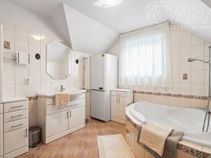 Prodej rodinného domu, Horoměřice, Edvarda Beneše, 169 m2