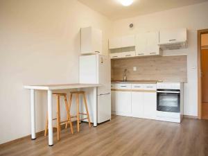 Pronájem bytu 1+kk, Praha - Kunratice, Merhoutova, 30 m2