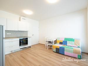 Pronájem bytu 2+kk, Praha - Prosek, Čakovická, 43 m2