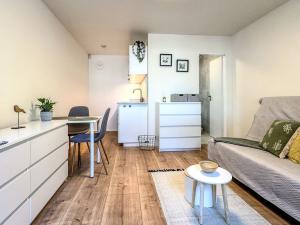 Pronájem bytu 1+kk, Praha - Petrovice, Frostova, 17 m2