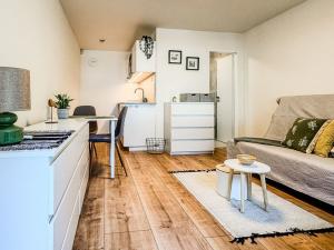 Pronájem bytu 1+kk, Praha - Petrovice, Frostova, 17 m2
