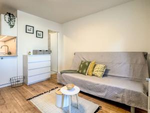 Pronájem bytu 1+kk, Praha - Petrovice, Frostova, 17 m2