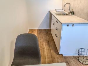 Pronájem bytu 1+kk, Praha - Petrovice, Frostova, 17 m2