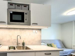 Pronájem bytu 1+kk, Praha - Petrovice, Frostova, 17 m2
