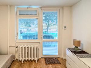 Pronájem bytu 1+kk, Praha - Petrovice, Frostova, 17 m2