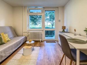 Pronájem bytu 1+kk, Praha - Petrovice, Frostova, 17 m2
