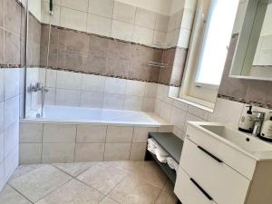 Pronájem bytu 2+kk, Praha - Vinohrady, Rumunská, 47 m2