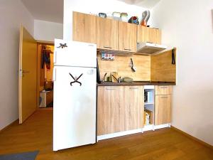 Pronájem bytu 1+kk, Praha - Střížkov, Zakšínská, 27 m2