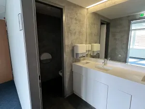 Pronájem kanceláře, Praha - Smíchov, Plzeňská, 1121 m2