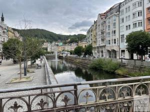 Pronájem obchodního prostoru, Karlovy Vary, Nová louka, 131 m2