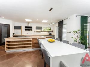 Prodej rodinného domu, Byšice, 365 m2